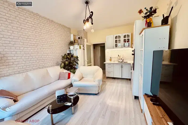 Three-room apartment with 3 separate rooms in Svoboda, Sofia
