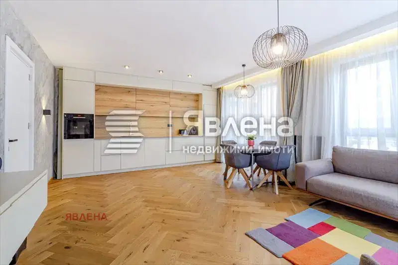 Тристаен апартамент в София, Витоша с две бани и балкони