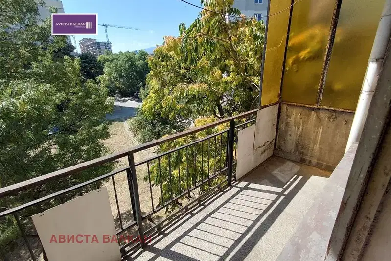 Тристаен апартамент в Зона Б-5 с тераса и гледка към Витоша
