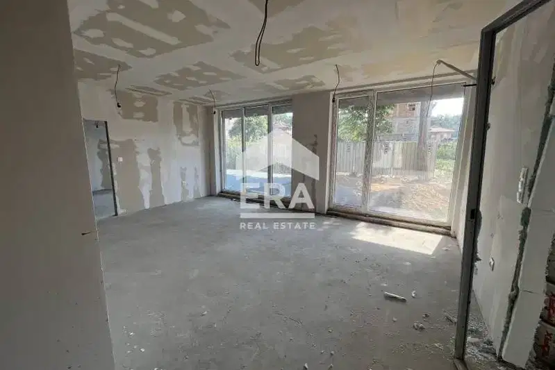 Three-room apartment with large yard in Asparuhovo, Varna