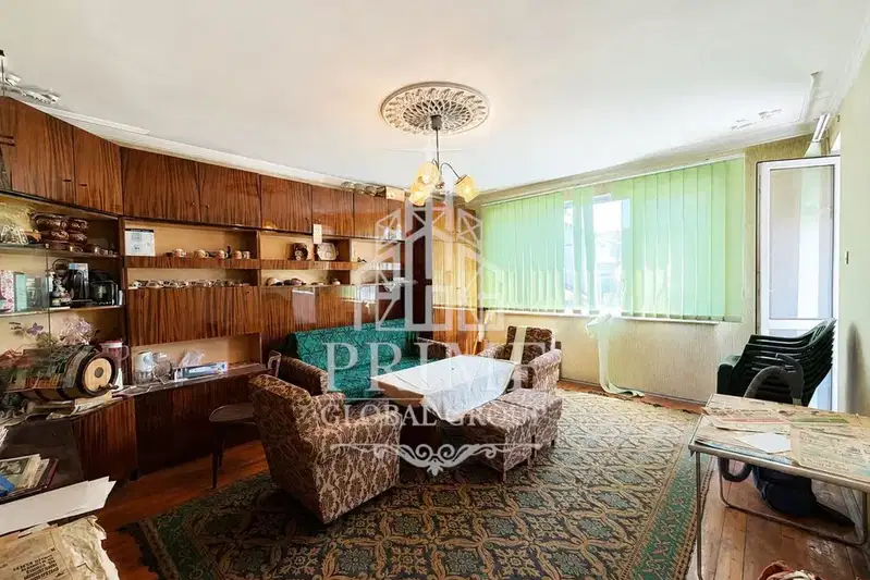 Spacious 4-room apartment in Asparuhovo with attic space