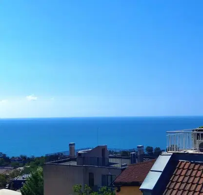 Снимка 3 — Тристаен апартамент с морска панорама в Бриз, Варна