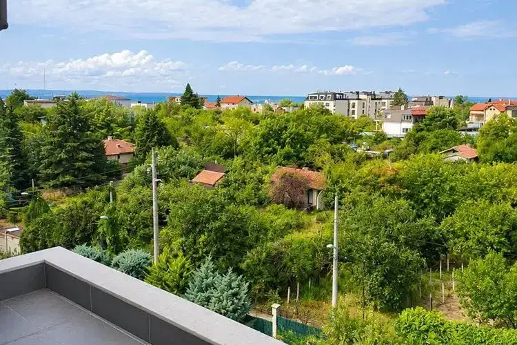 Three-room apartment with large terrace in Briz, Varna