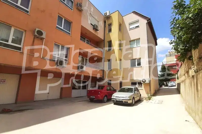 Двустаен апартамент с двор в кв. Бриз, Варна