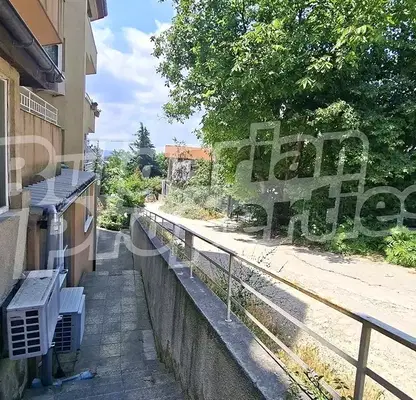 Снимка 5 — Двустаен апартамент с двор в кв. Бриз, Варна