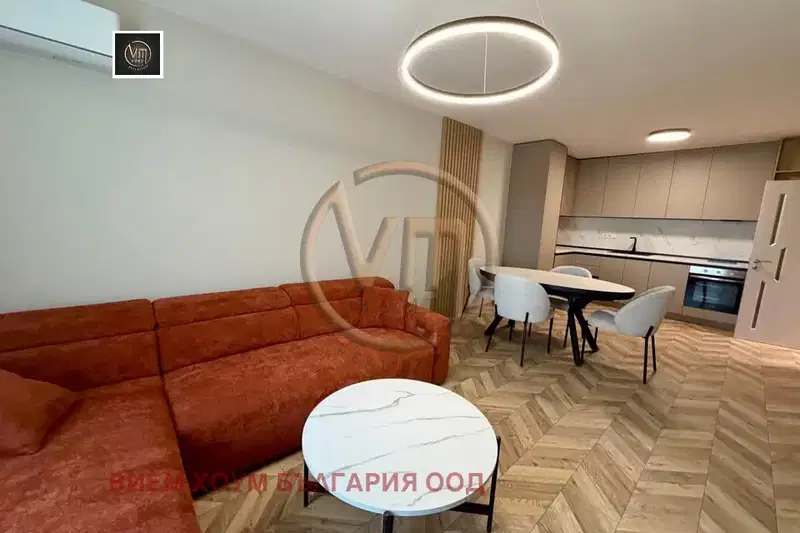Двустаен апартамент в Център, Варна с асансьор и паркинг