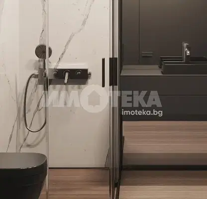 Снимка 3 — Просторен 3-стаен апартамент с панорамна тераса в Център, Варна