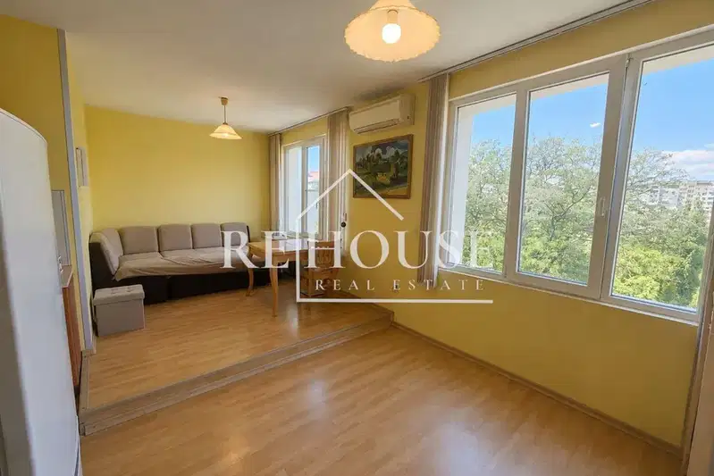 Spacious 3-room apartment in the centre of Varna with parking