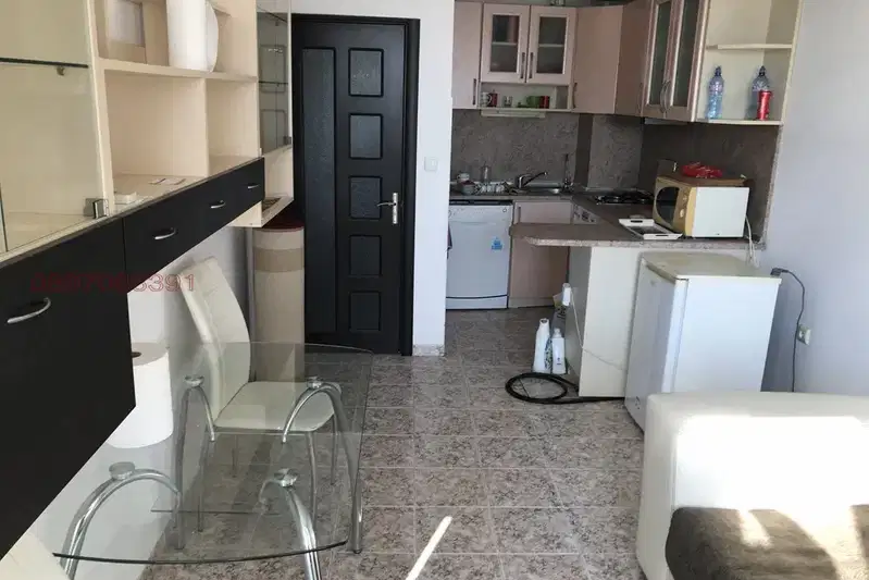 Двустаен апартамент с балкон в центъра на Варна до Катедралата