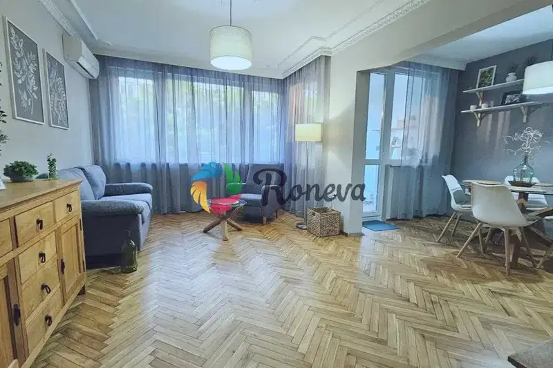Тристаен апартамент с две тераси в центъра на Варна