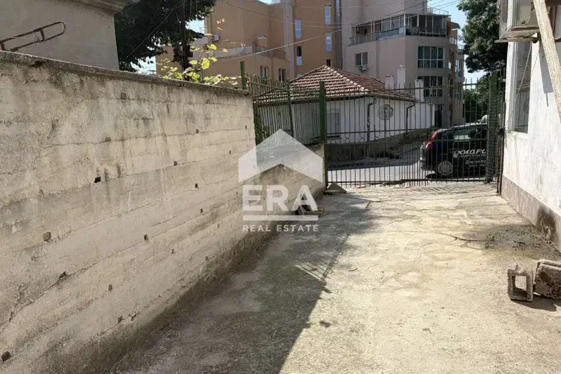 3-стаен апартамент с двор в Галата, Варна