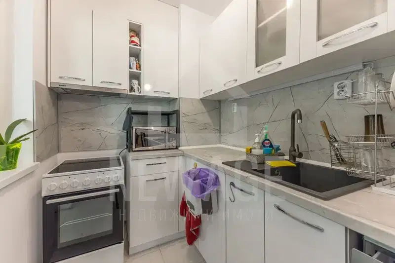 Three-room apartment in HEI, Varna with ready furnishings