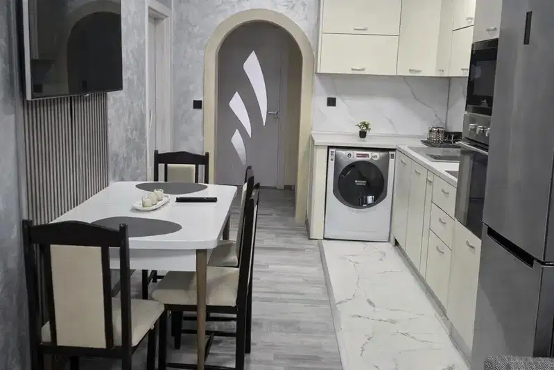 Three-room apartment in ZhP Gara, Varna, on the second floor