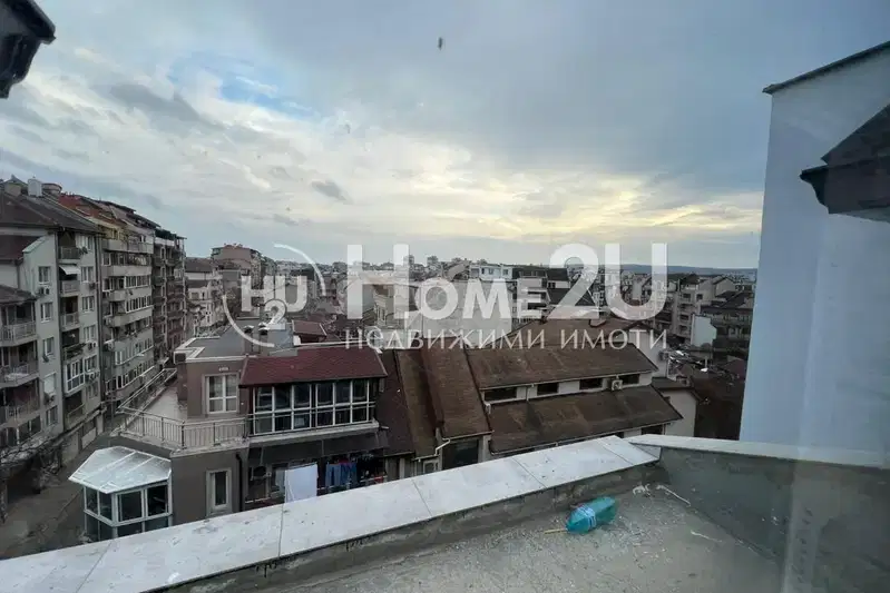 Three-room apartment with large terrace in Kolhozen pazar, Varna