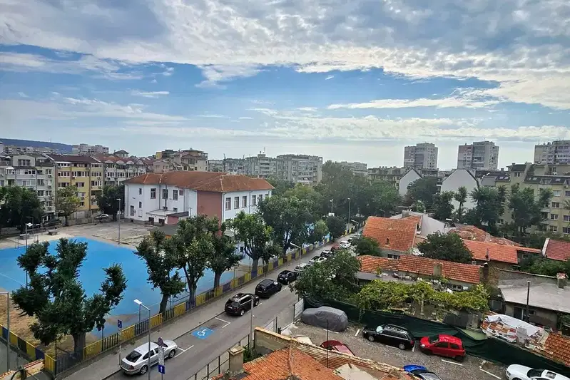 Four-room apartment with two terraces in Kolhozen pazar, Varna