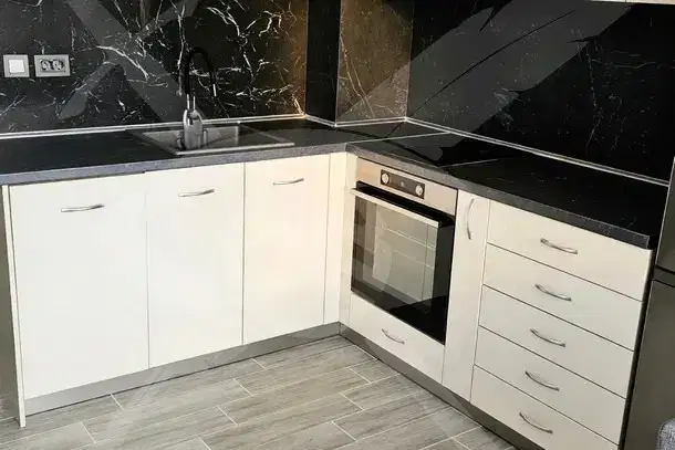 Тристаен апартамент на 5-ти етаж в Колхозен пазар, Варна