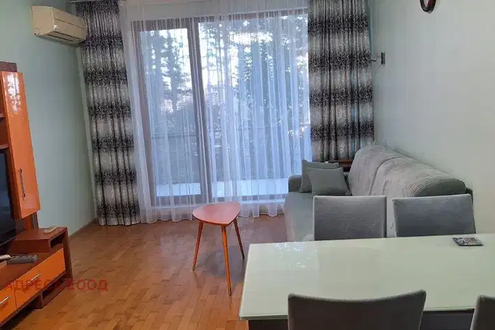 2-room apartment with yard access in m-t Alen mak, Varna