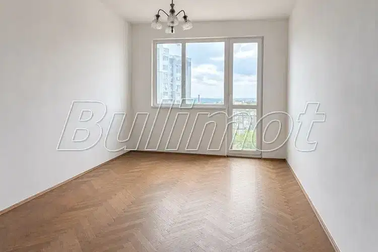 Three-room apartment with two balconies in Pobeda district, Varna