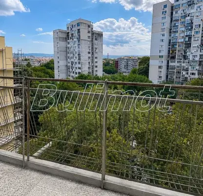 Photo 2 — Three-room apartment with two balconies in Pobeda district, Varna
