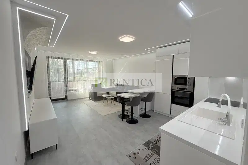 Three-room apartment with parking space in Pobeda district, Varna