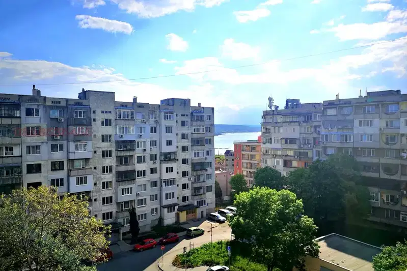 4-стаен апартамент с две тераси в Погреби, Варна
