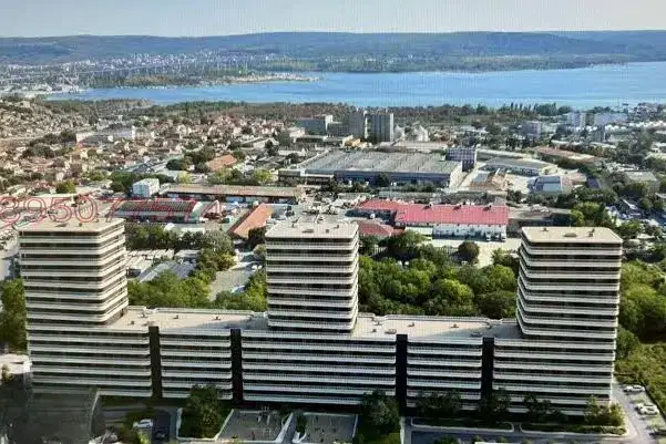 Просторен 3-стаен апартамент с панорамна гледка в Трошево, Варна