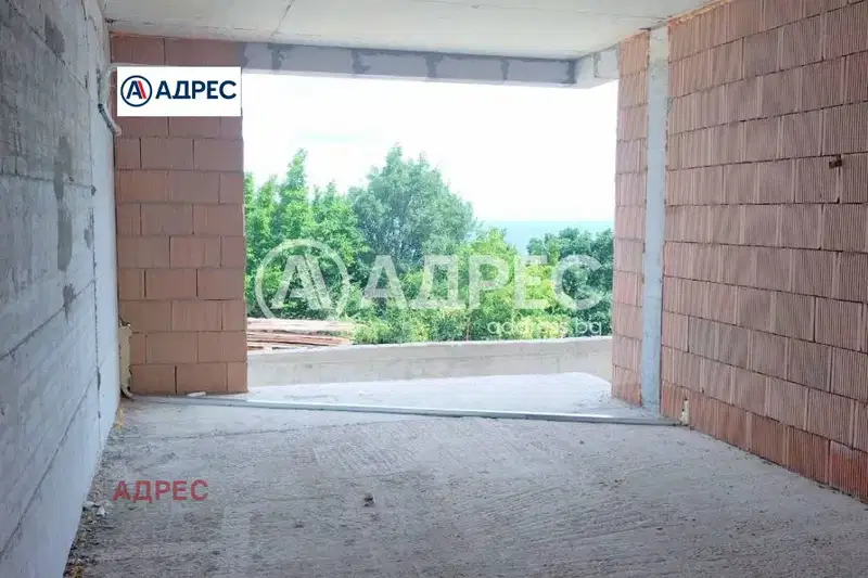 Просторен 2-стаен апартамент с двор във Виница, Варна