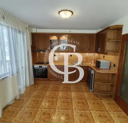 Снимка 3 — Просторен 3-стаен апартамент с 3 тераси във ВИНС-Червен площад