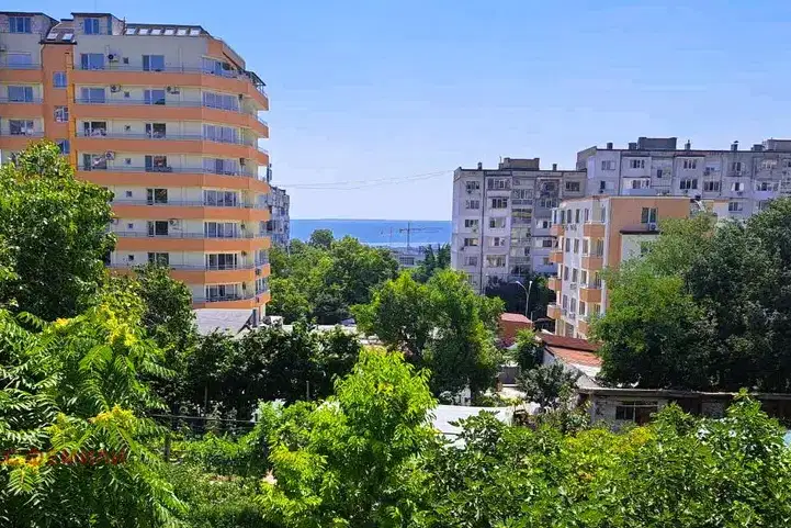 Spacious 2-room apartment in Vladislav Varnenchik with large terrace