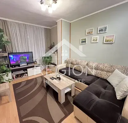 Photo 2 — Three-room apartment in Vladislavovo, Varna with glazed balcony