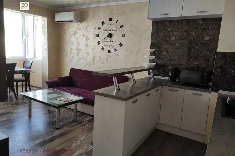 Spacious 4-room apartment in Vladislav Varnenchik with a view