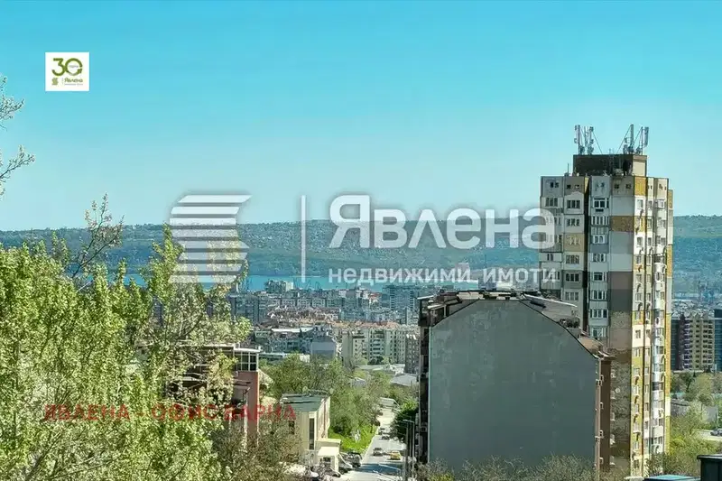 Three-room apartment with parking space in Vazrazhdane 3, Varna