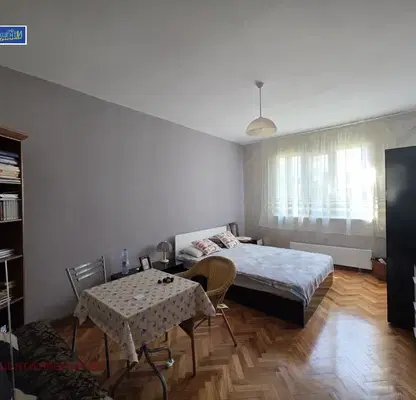Снимка 4 — Тристаен апартамент в центъра на Велико Търново с остъклена тераса