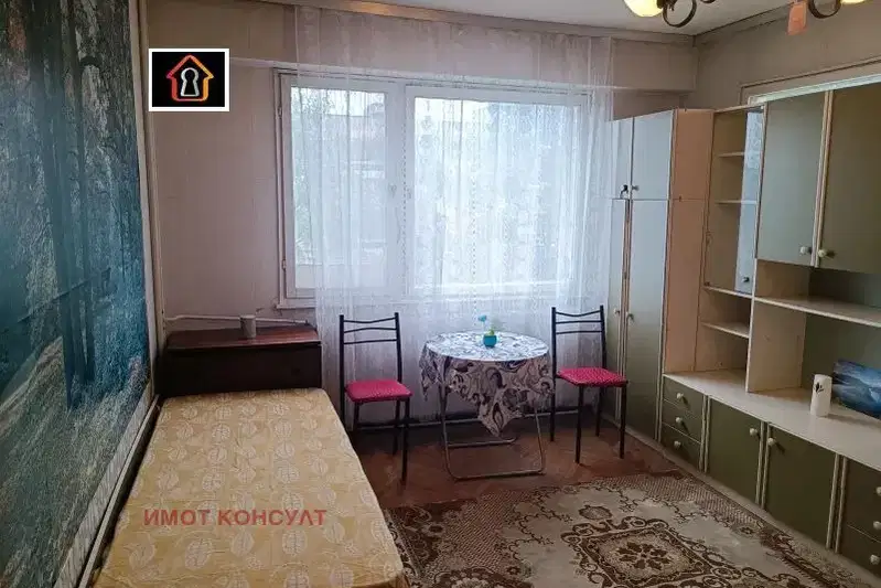 Едностаен апартамент във Враца, Младост