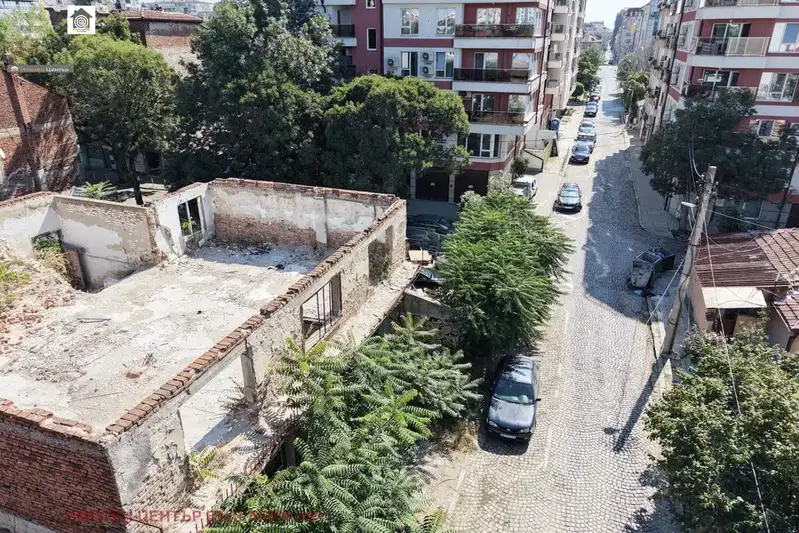 Plot in Sofia, Centyr