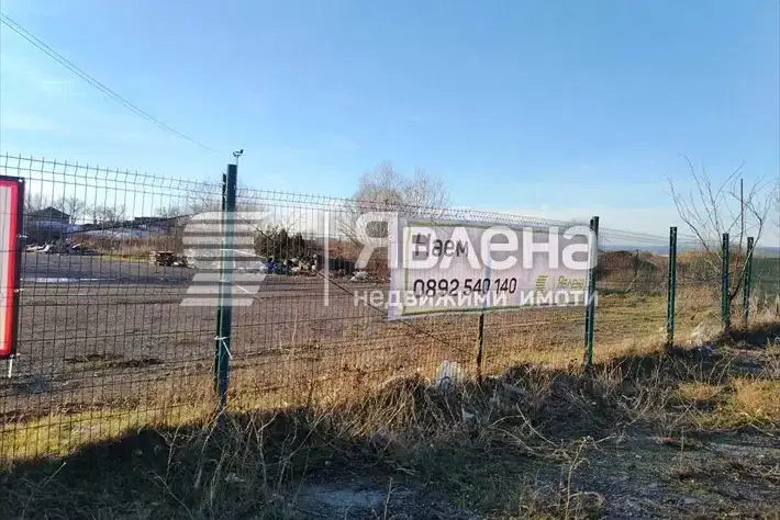 Парцел в София, Враждебна