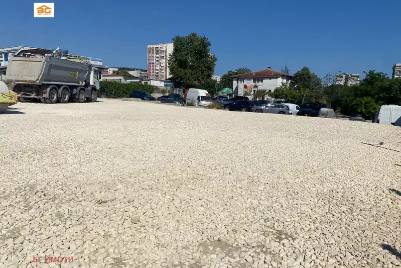 Парцел във Варна, Метро