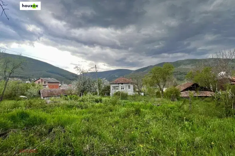 Парцел в Перник, Земен