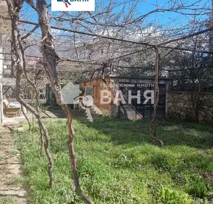 Снимка 2 — Двуетажна къща с гараж и двор в гр. Карлово