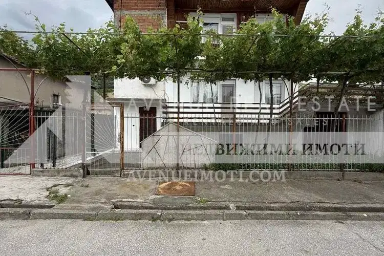 Independent floor of a house with yard in Krichim