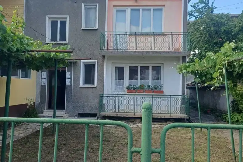 Етаж от къща във Враца, Мездра