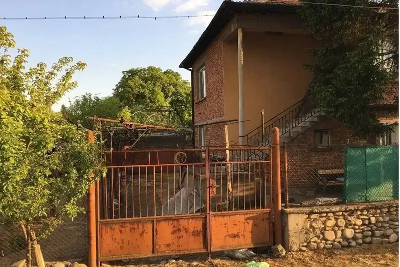 Втори етаж 2-стаен в с. Крумово с гараж и двор