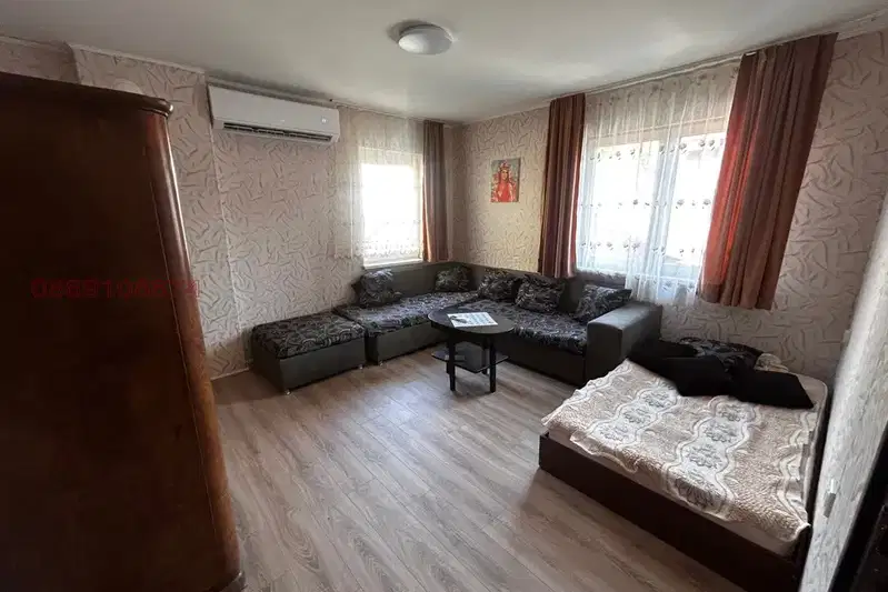 Етаж от къща в София, Триъгълника