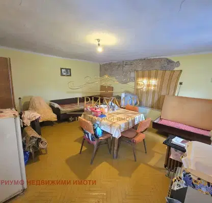 Снимка 5 — Етаж от къща с 2 магазина в Колхозен пазар, Варна