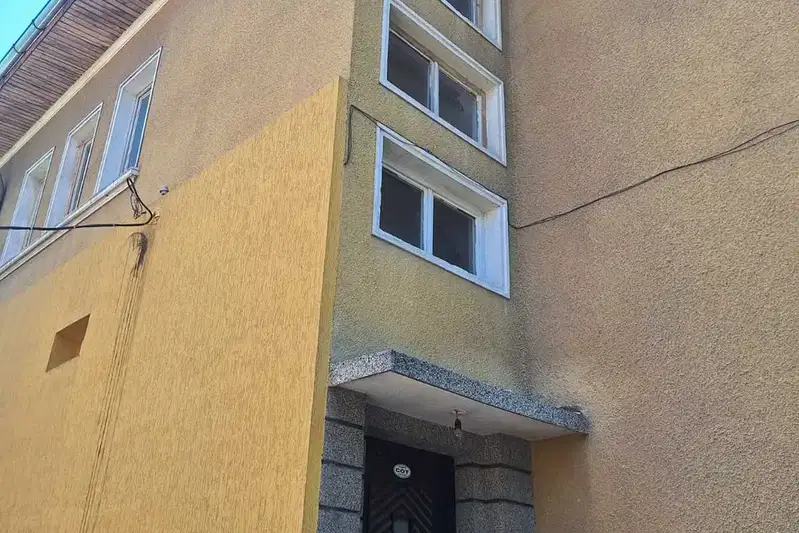 Просторен етаж от къща с гаражи в Кална баня, Велинград