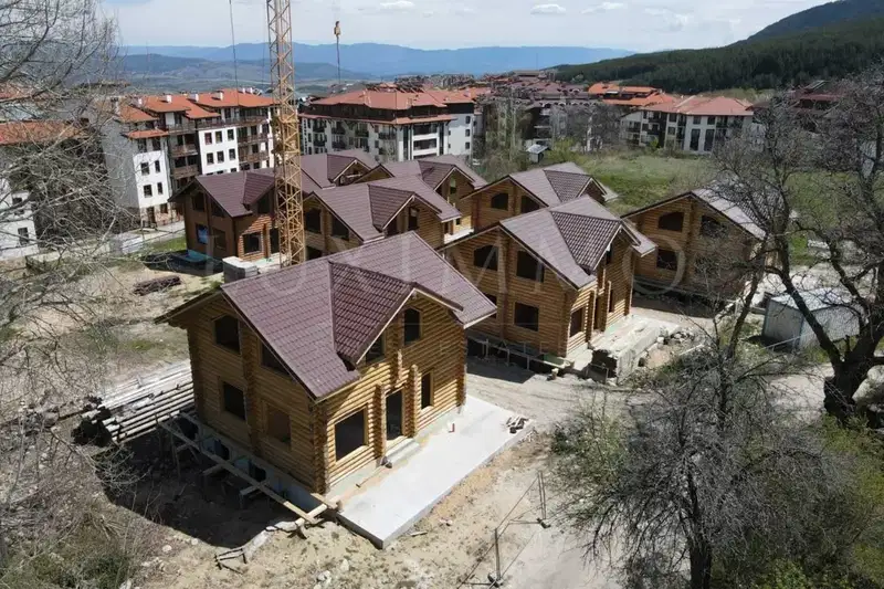 Двуетажна дървена вила с двор в Банско, близо до ски пистата