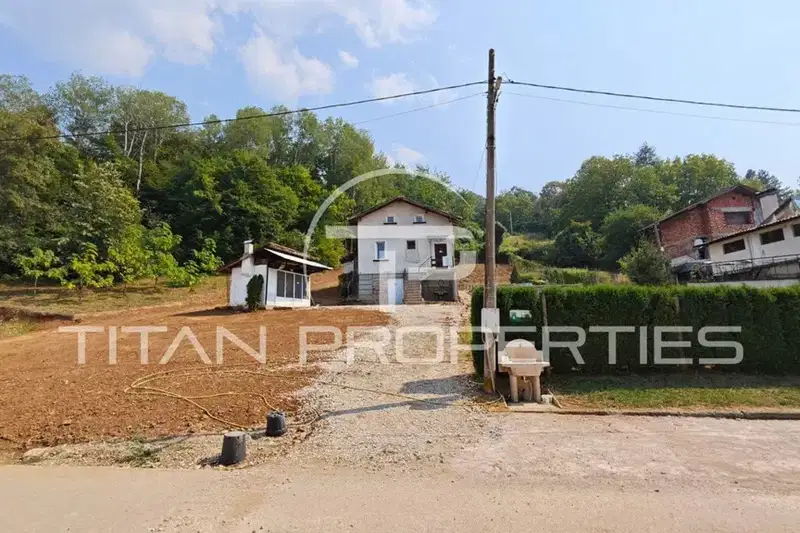 Detached house with yard in Botevgrad, v.z. Zelin