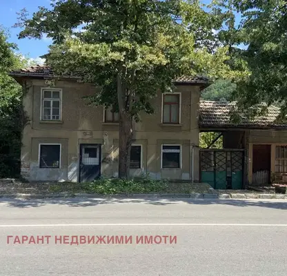 Снимка 2 — Къща с магазинна част в кв. Дядо Дянко, Габрово