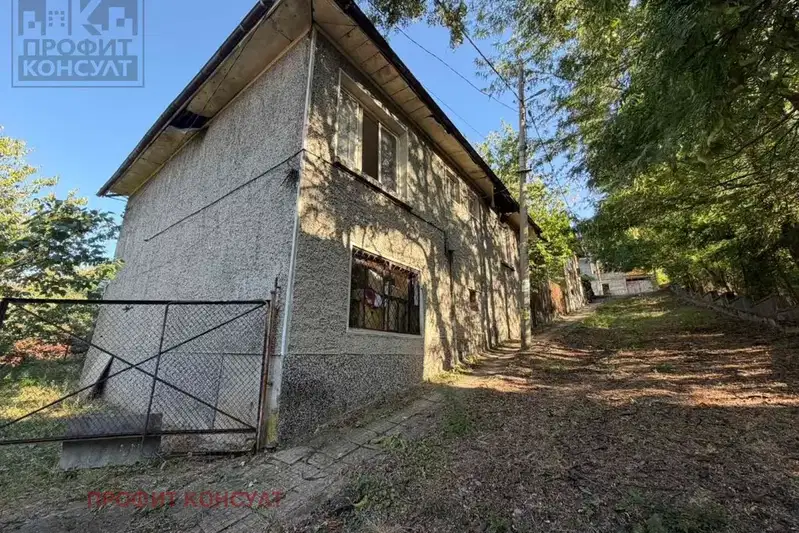 Двуетажна къща с двор в Горна Оряховица, област Велико Търново