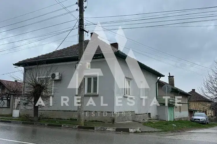 Масивна къща с 4 стаи и двор в гр. Гулянци, обл. Плевен